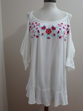 Torrid White Floral Embroidered Cold Shoulder Tunic Top Size 2